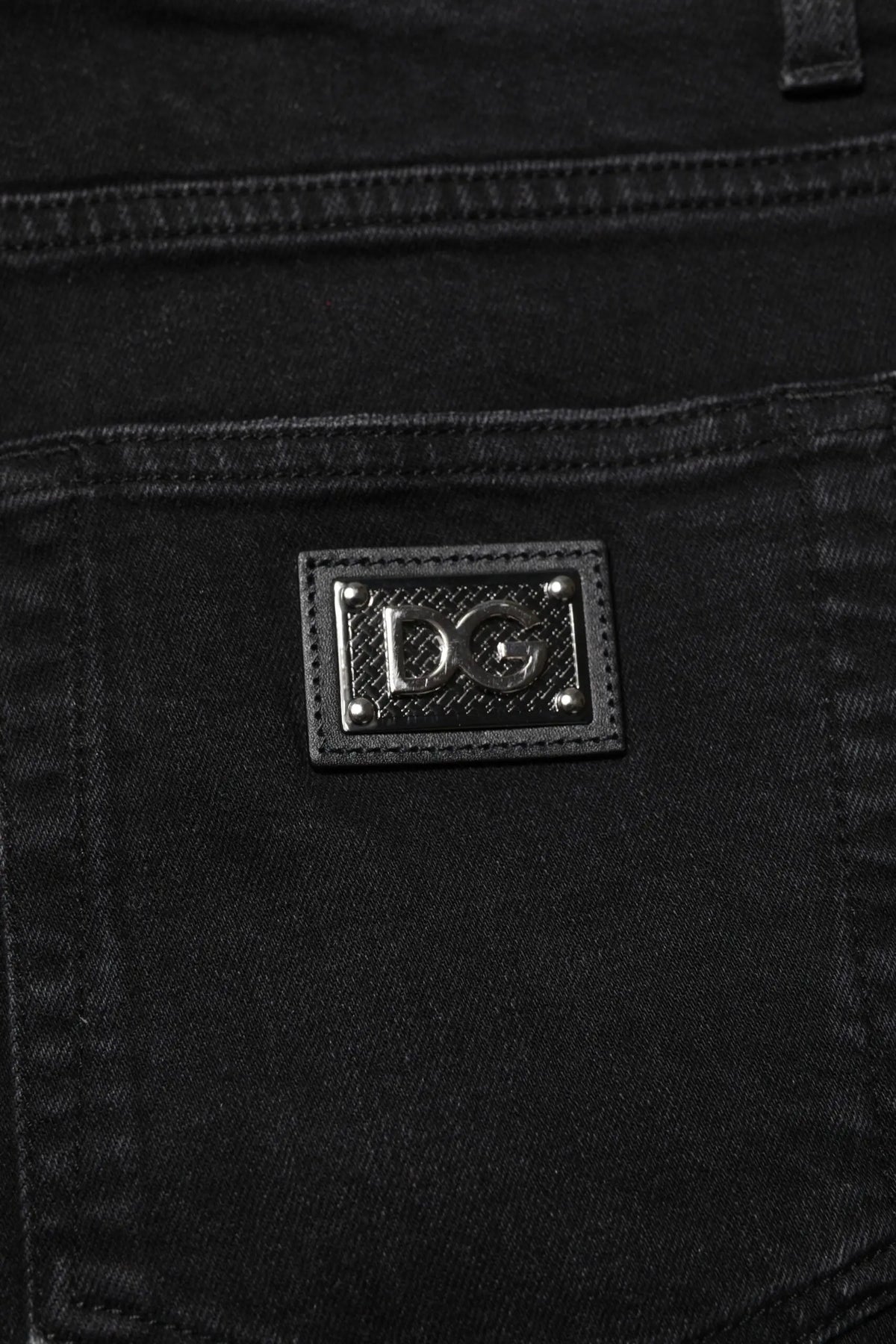 Jeans skinny homme en coton noir dolce et gabbana avec patch logo dg rectangulaire clouté argenté au dos
