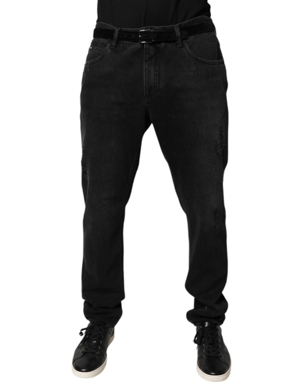 Jean slim en denim coton noir pour homme Dolce & Gabbana porté avec baskets noires et ceinture assortie