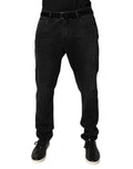 Jean slim noir en coton dolce gabbana pour homme porté avec ceinture noire et baskets noires