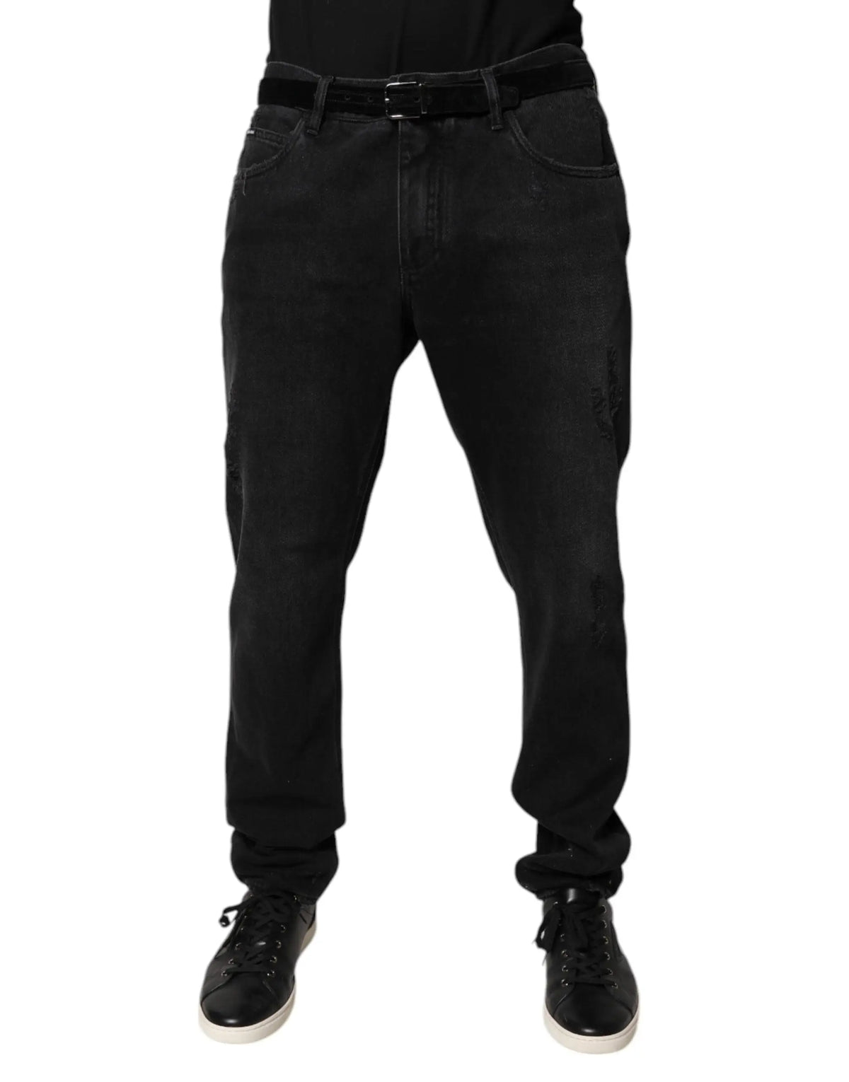 Jean slim noir en coton dolce gabbana pour homme porté avec ceinture noire et baskets noires