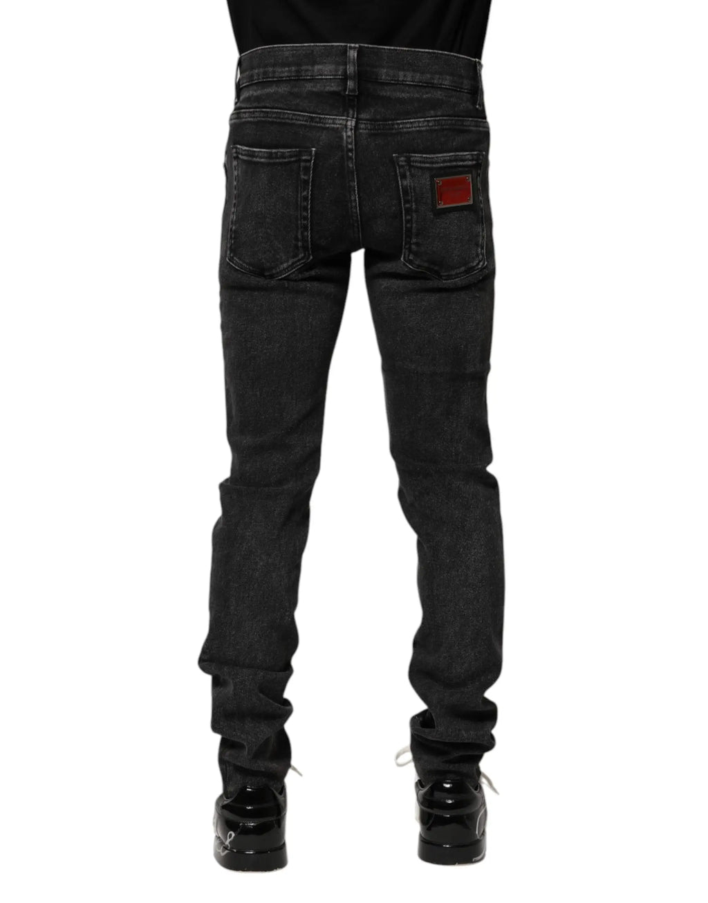 Vue arrière du jean noir en coton skinny pour homme dolce & gabbana avec patch rouge rectangulaire sur la poche arrière droite