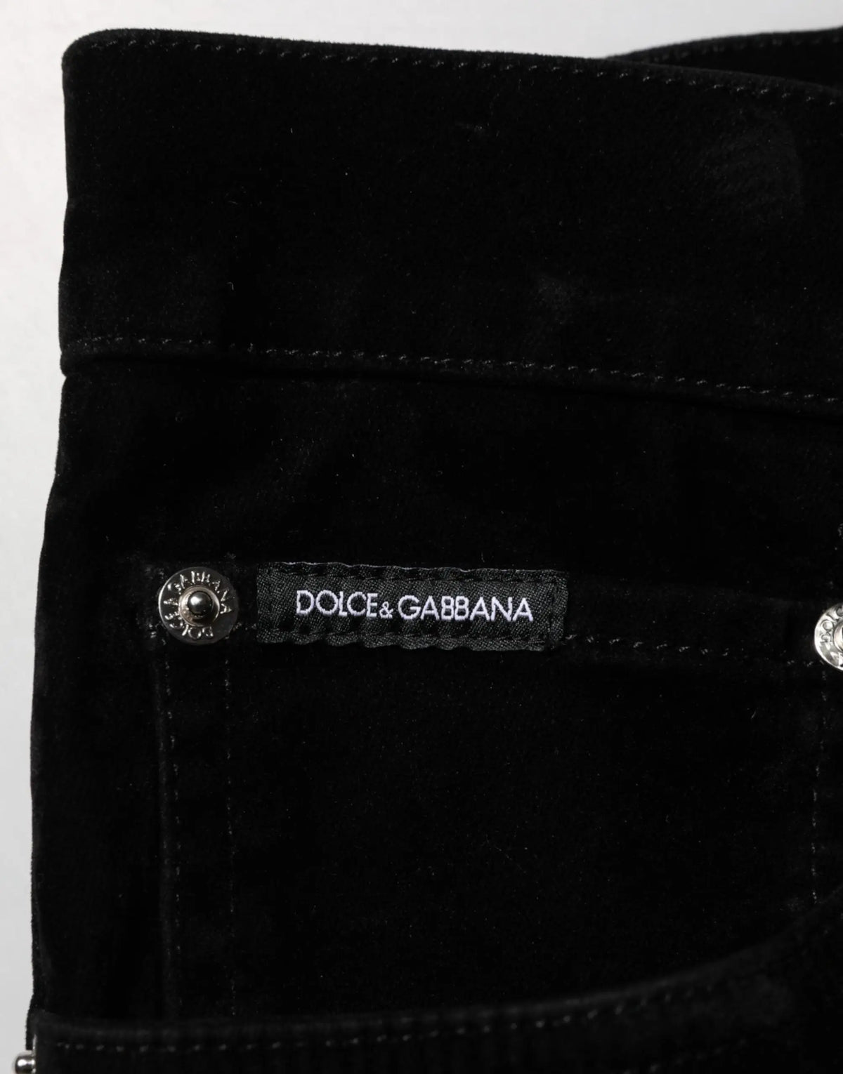 Pantalon slim en denim noir dolce & gabbana en coton avec étiquette de marque en daim noir visible
