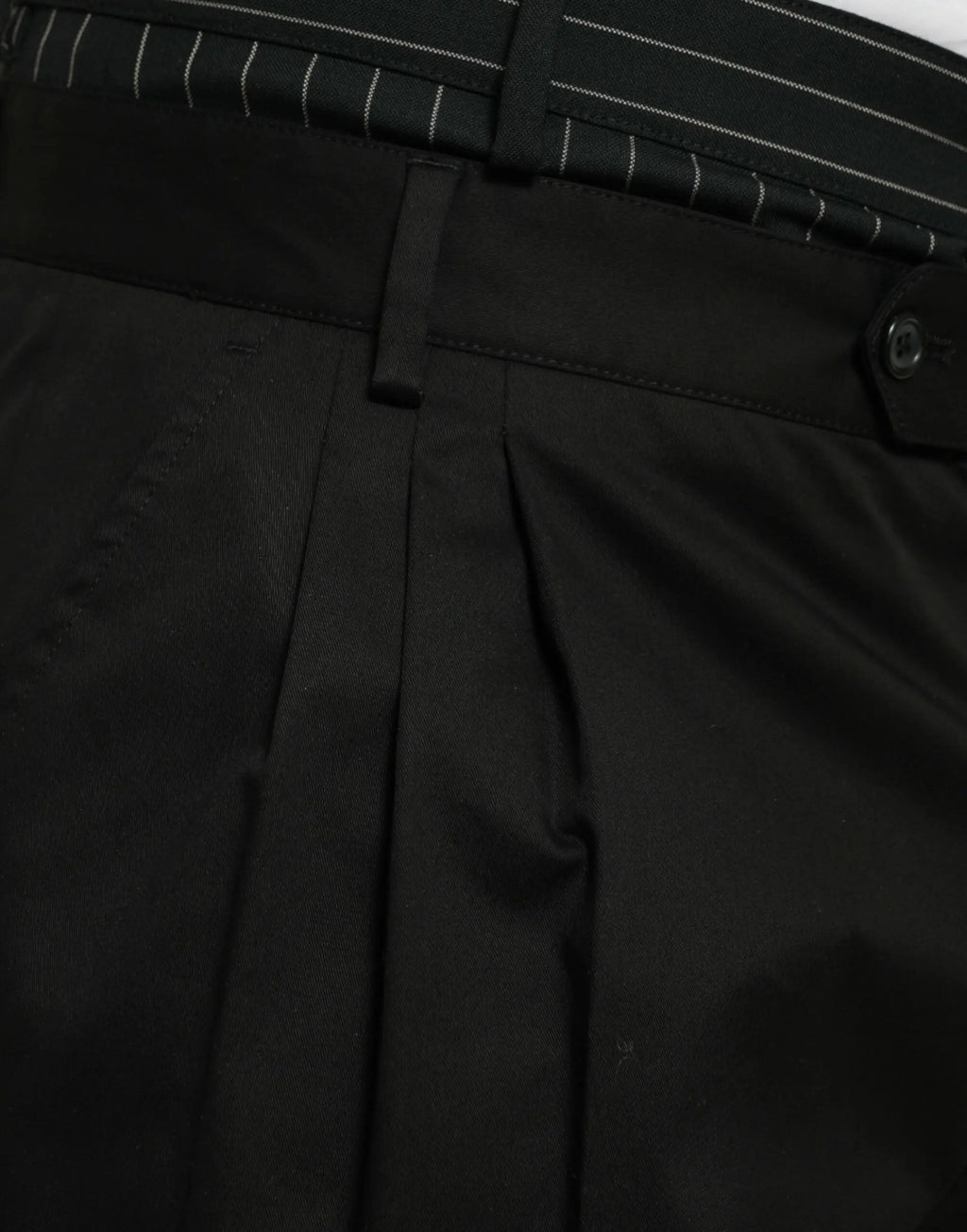 Dolce & gabbana bermuda cargo en coton stretch noirs avec une coupe ajustée et des fines coutures verticales