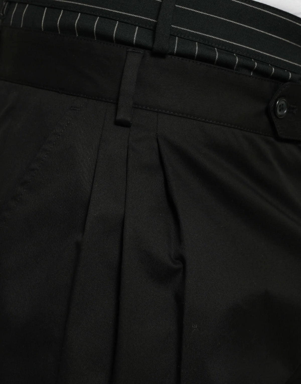 Dolce & gabbana bermuda cargo en coton stretch noirs avec une coupe ajustée et des fines coutures verticales