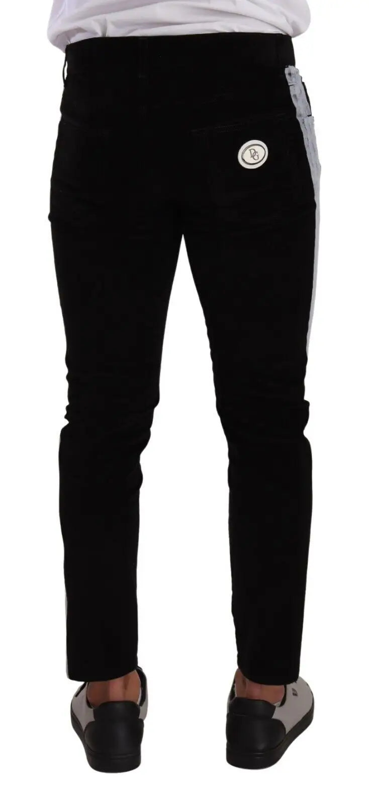 Vue arrière d’un jean skinny en coton stretch noir dolce & gabbana avec logo blanc sur poche et bande grise