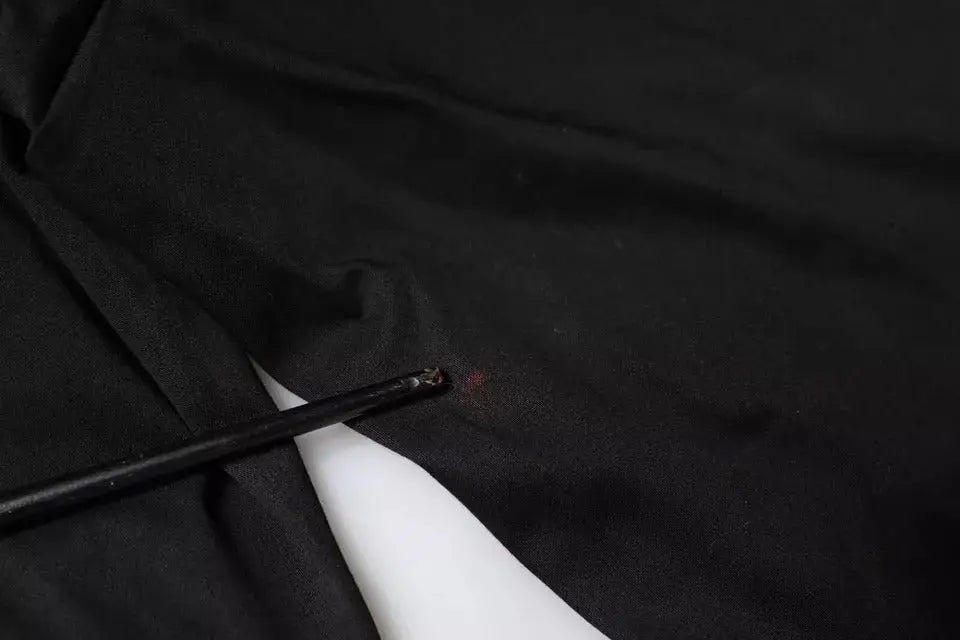 Pantalon slim homme dolce & gabbana en coton stretch noir avec une petite tache rouge foncé près d’une couture blanche