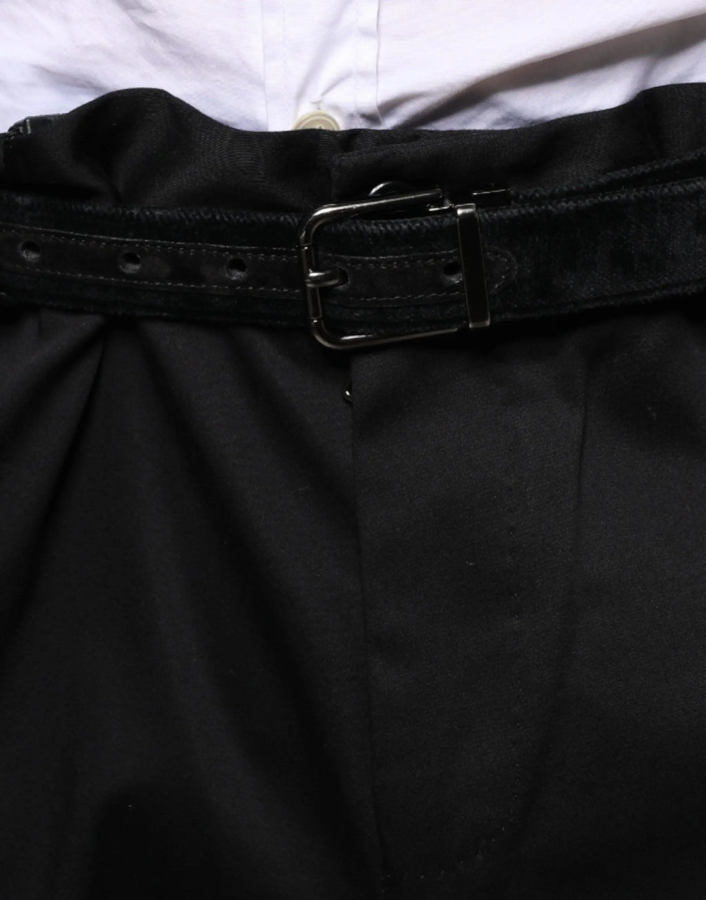 Ceinture en cuir noir avec boucle argentée associée au pantalon slim en coton extensible noir pour homme dolce & gabbana