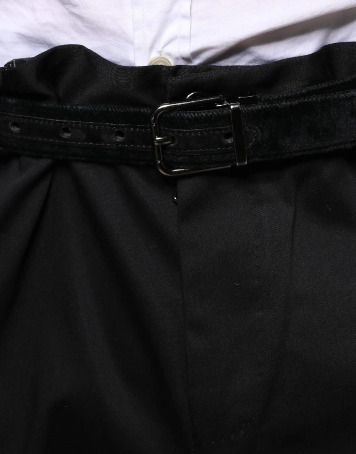 Ceinture en cuir noir avec boucle argentée associée au pantalon slim en coton extensible noir pour homme dolce & gabbana