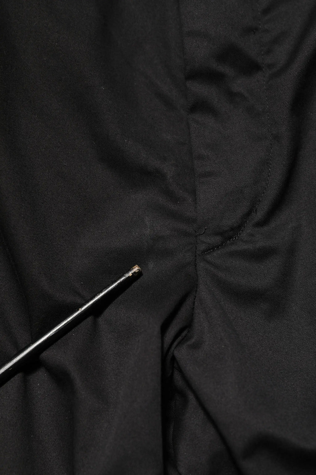 Tissu noir avec une fine aiguille métallique sur pantalon formel homme en coton noir tapered dolce & gabbana