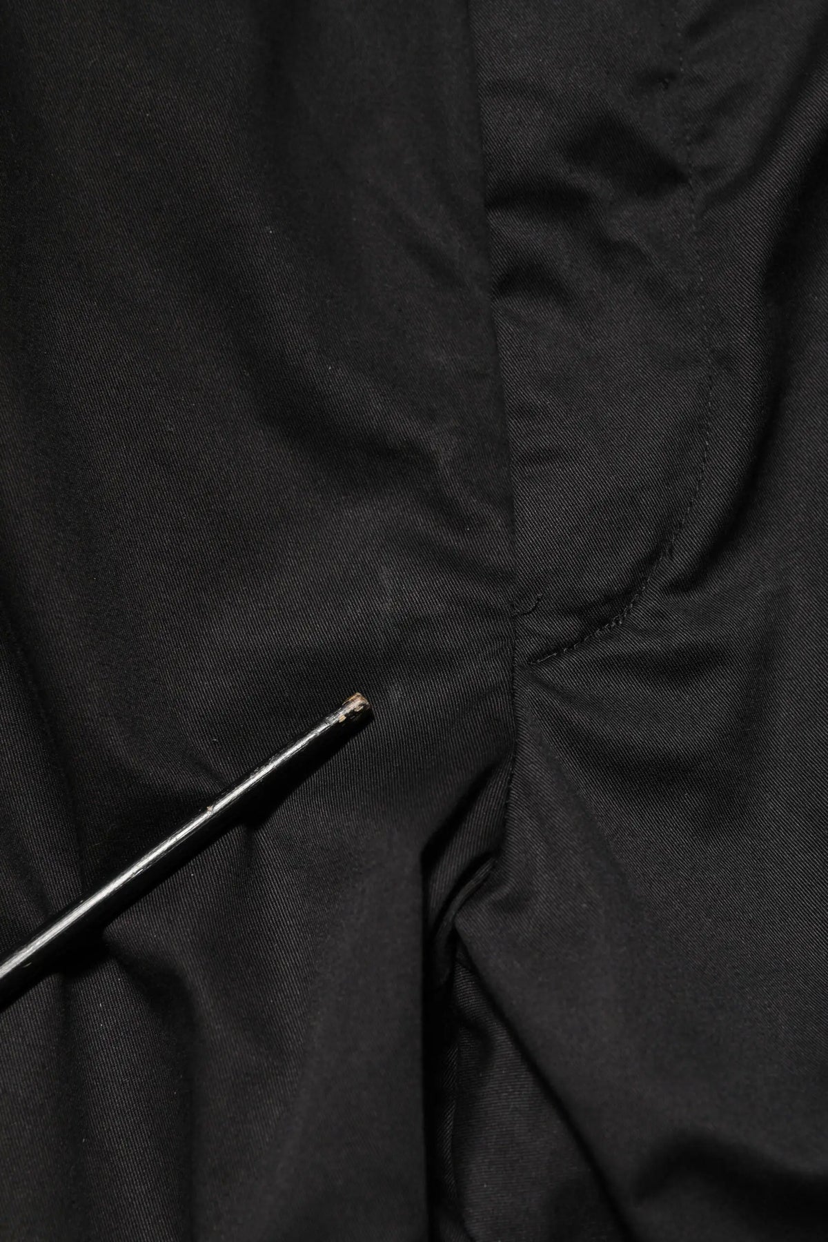 Tissu noir avec une fine aiguille métallique sur pantalon formel homme en coton noir tapered dolce & gabbana