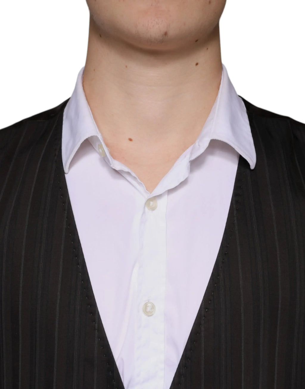 Gilet noir à fines rayures en coton dolce & gabbana porté sur une chemise blanche boutonnée pour tenue formelle