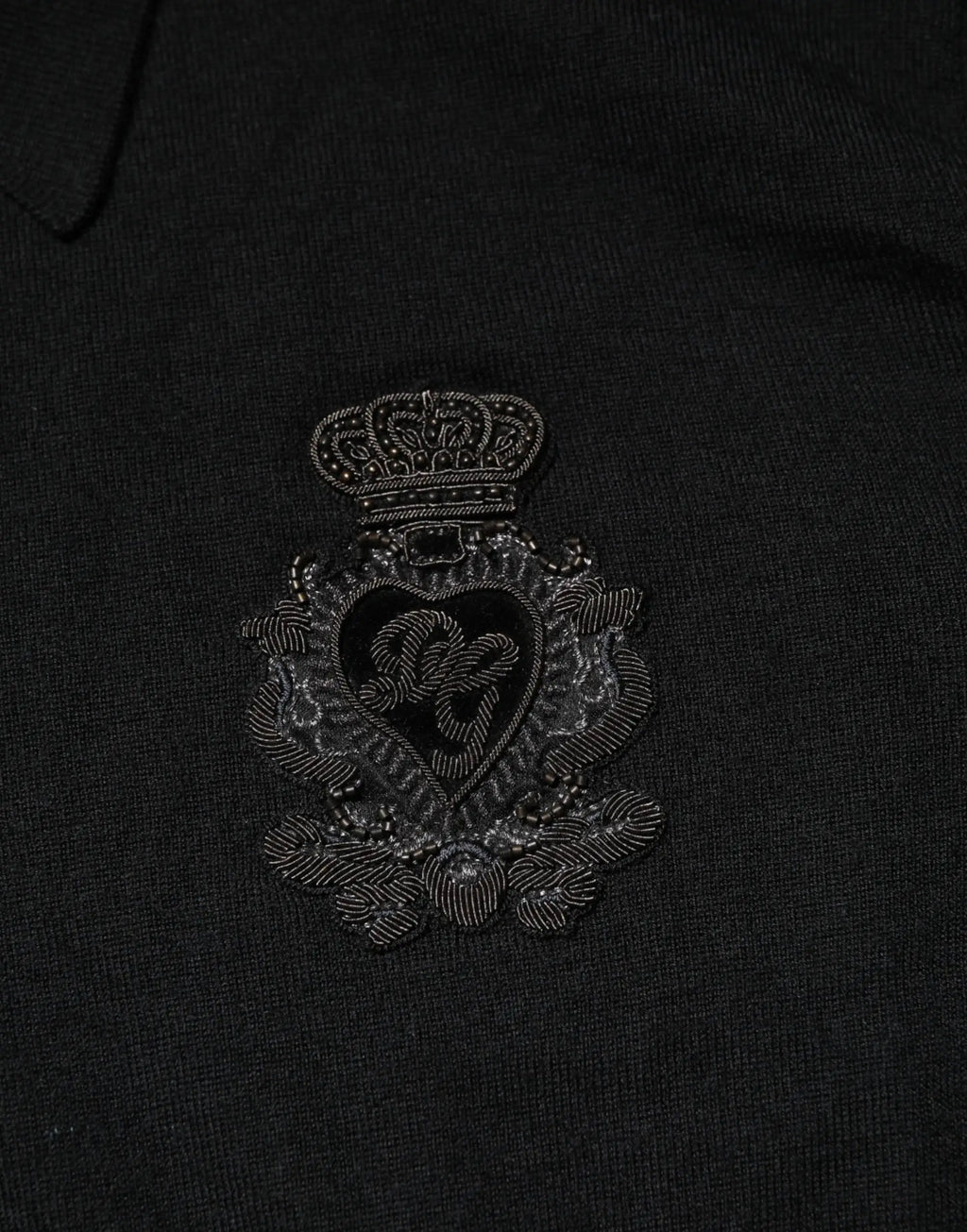 Dolce & gabbana pull homme noir à manches longues avec écusson brodé noir couronne et cœur sur tissu foncé