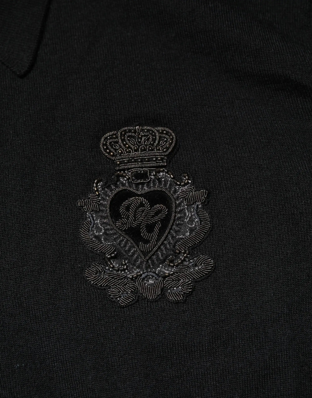 Dolce & gabbana pull homme noir à manches longues avec écusson brodé noir couronne et cœur sur tissu foncé