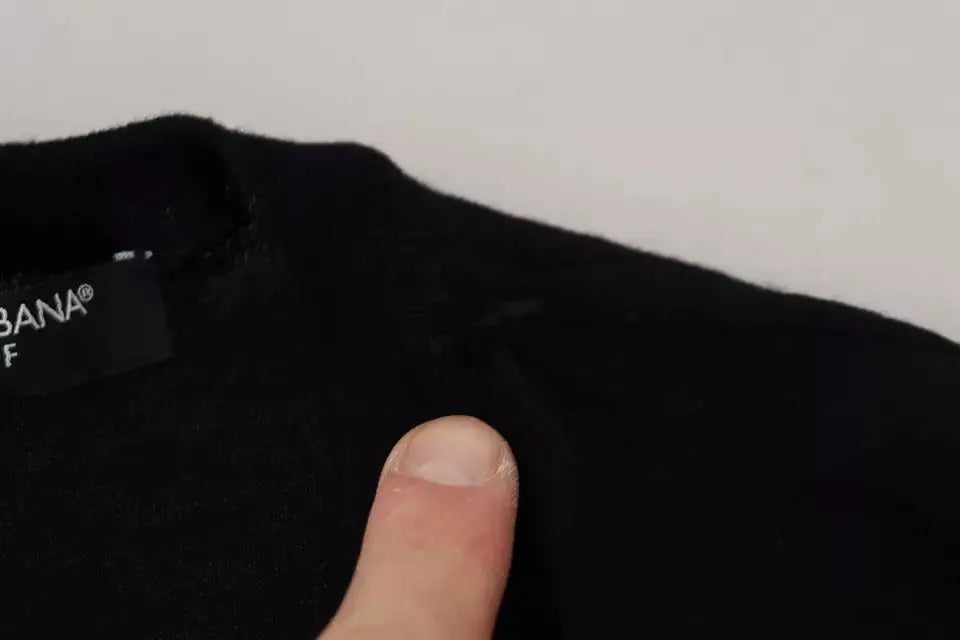 Col noir dolce & gabbana à col rond avec étiquette de marque visible sur un pull à manches longues