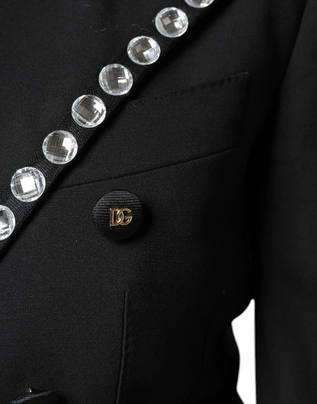 Blazer noir dolce et gabbana à double boutonnage avec studs en cristal clair le long du revers et bouton noir logo or dg