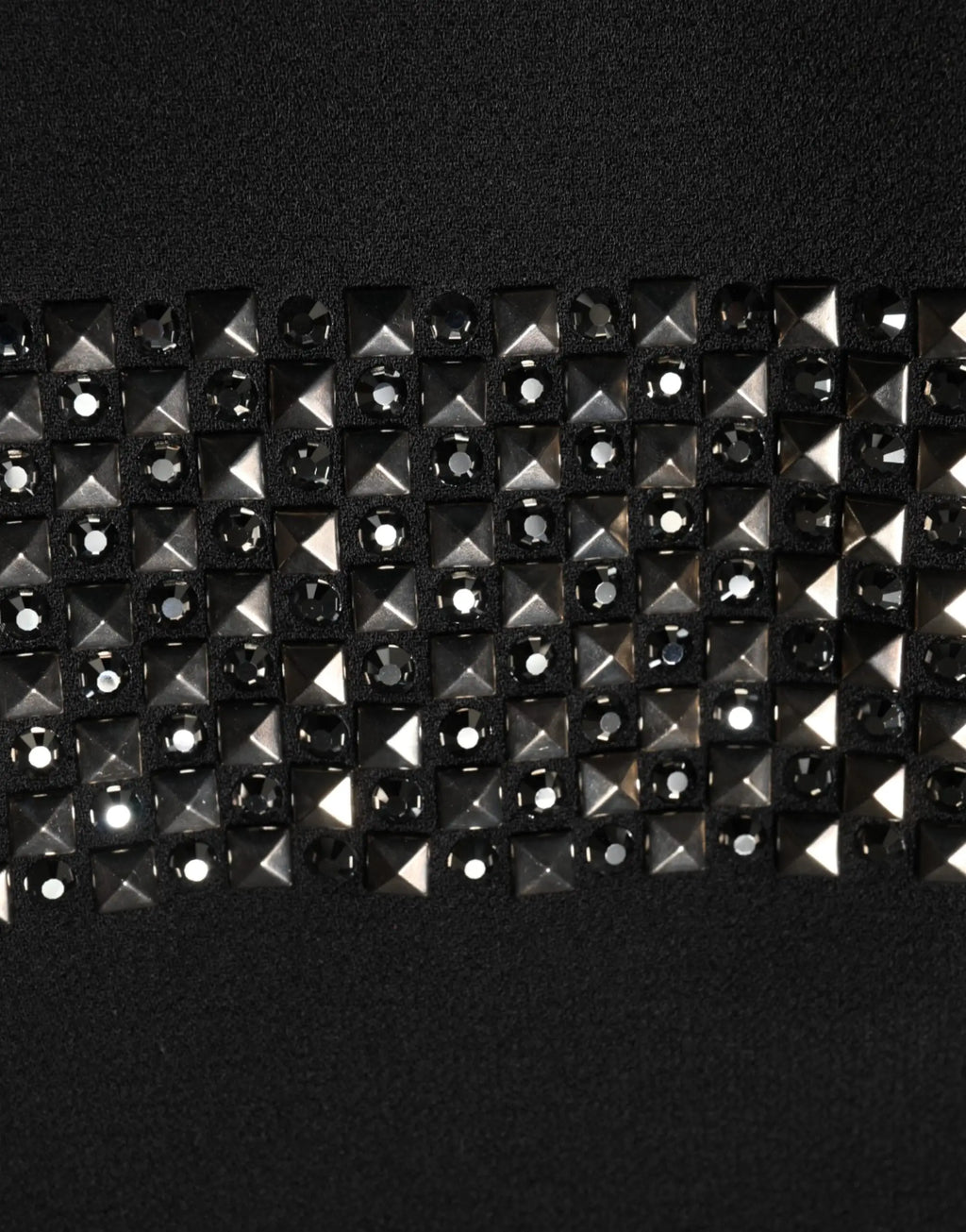 Trim noir en forme de pyramide orné de strass brillants pour la robe mini col cloutée dolce & gabbana
