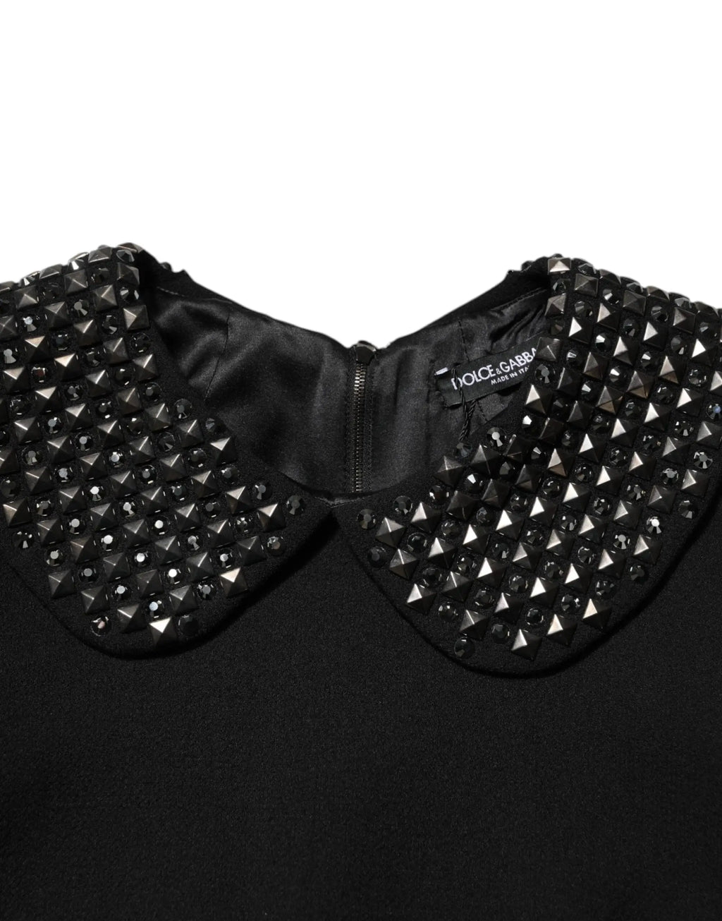 Collier noir clouté en satin brillant avec studs pyramides et étiquette dolce & gabbana sur robe mini crystal embelli