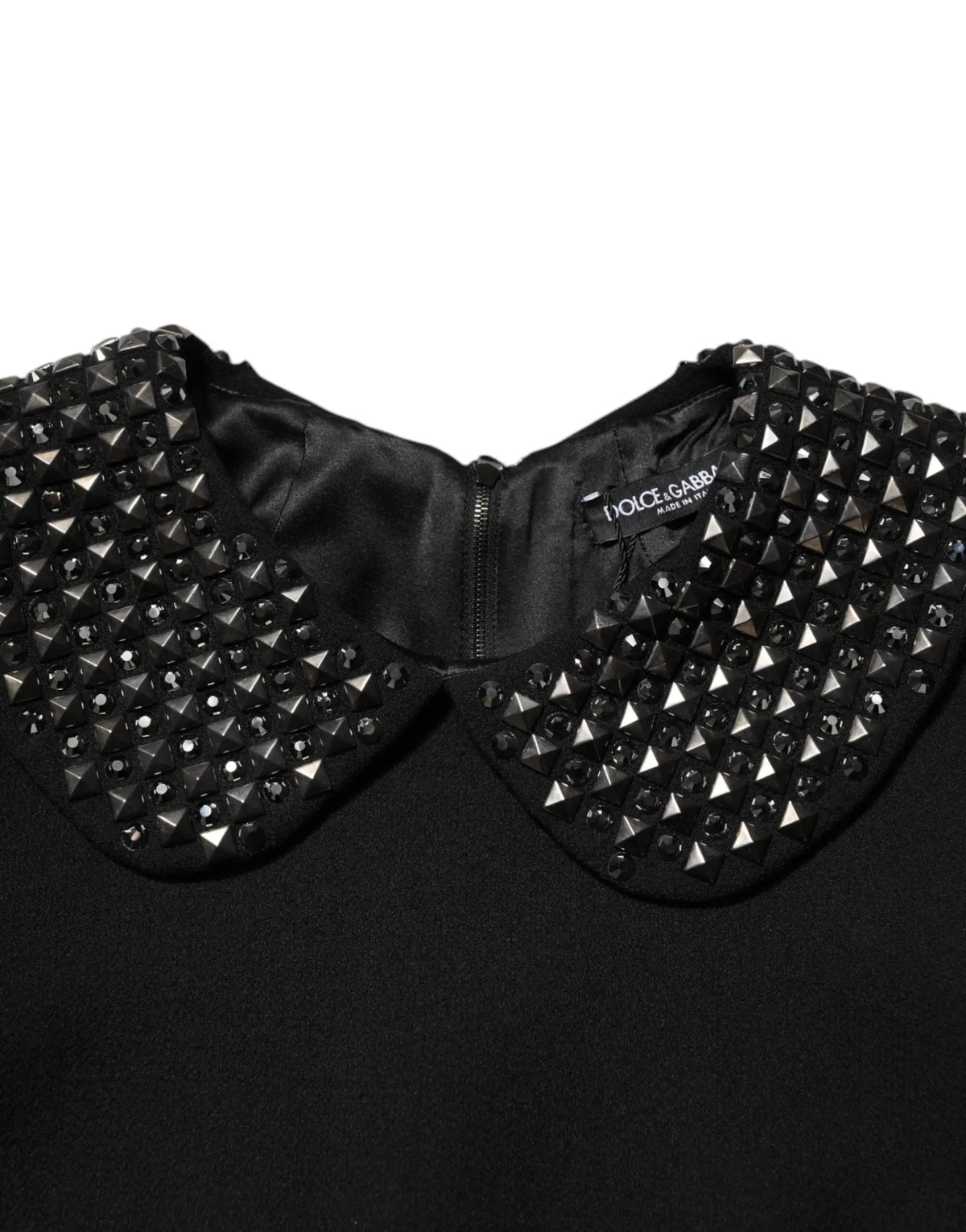 Collier noir clouté en satin brillant avec studs pyramides et étiquette dolce & gabbana sur robe mini crystal embelli