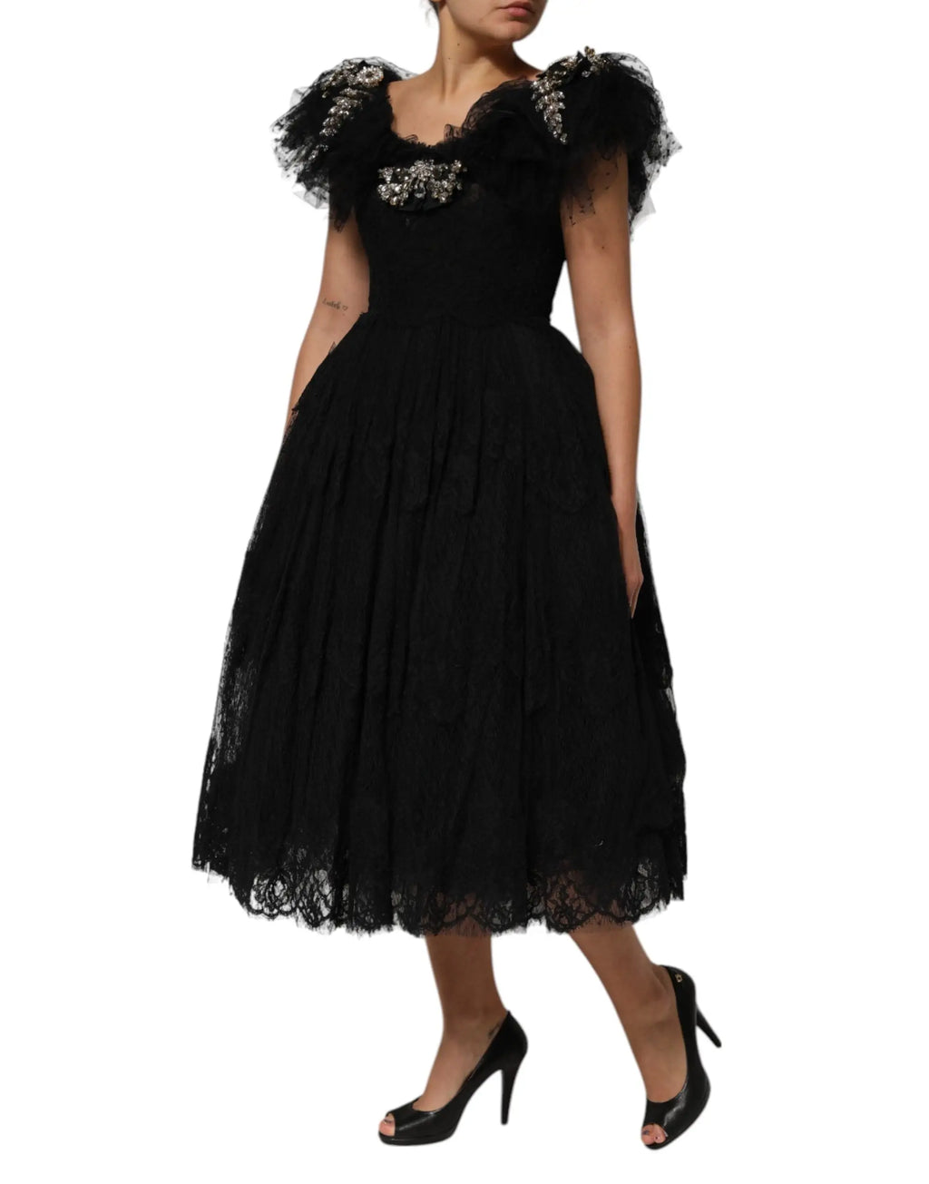 Robe midi noire en dentelle élégante dolce gabbana avec manches bouffantes et corsage orné de cristaux