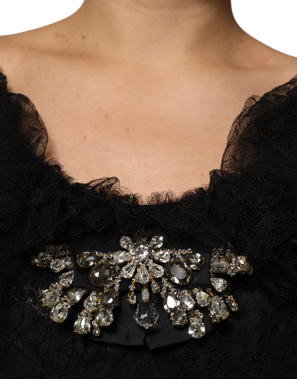 Broche en cristal argenté étincelant à design floral sur tissu en dentelle noire pour robe midi a ligne noir dolce gabbana
