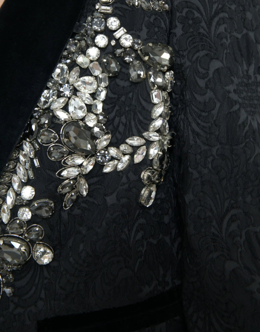 Veste noire en velours dolce & gabbana ornée de cristaux clairs et accents métalliques argentés en motif floral