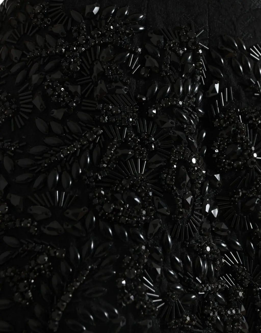 Pochette noire à perles avec motifs floraux détaillés et embellissements scintillants adaptée à jupe crayon dolce & gabbana