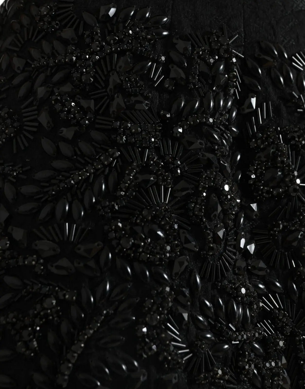 Pochette noire à perles avec motifs floraux détaillés et embellissements scintillants adaptée à jupe crayon dolce & gabbana