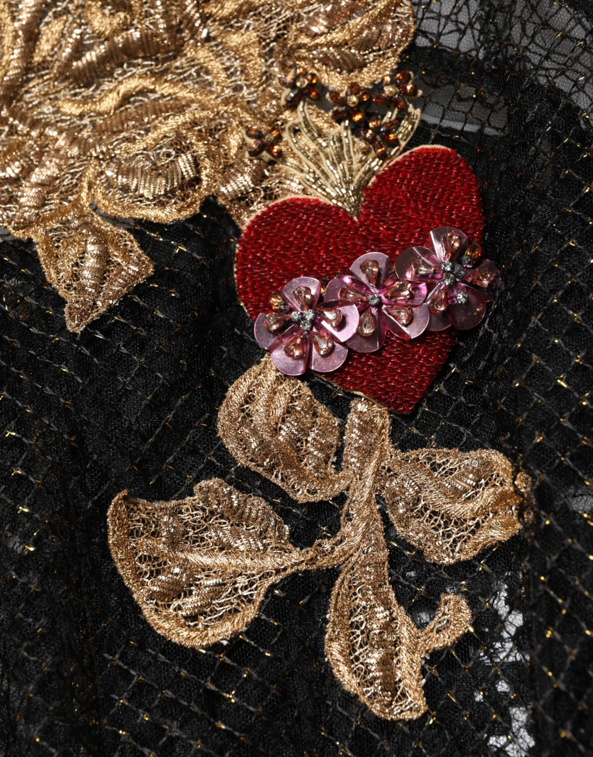Broche coeur rouge brodée avec fleurs pailletées roses et feuilles en dentelle dorée sur robe patineuse dolce gabbana noire cristaux