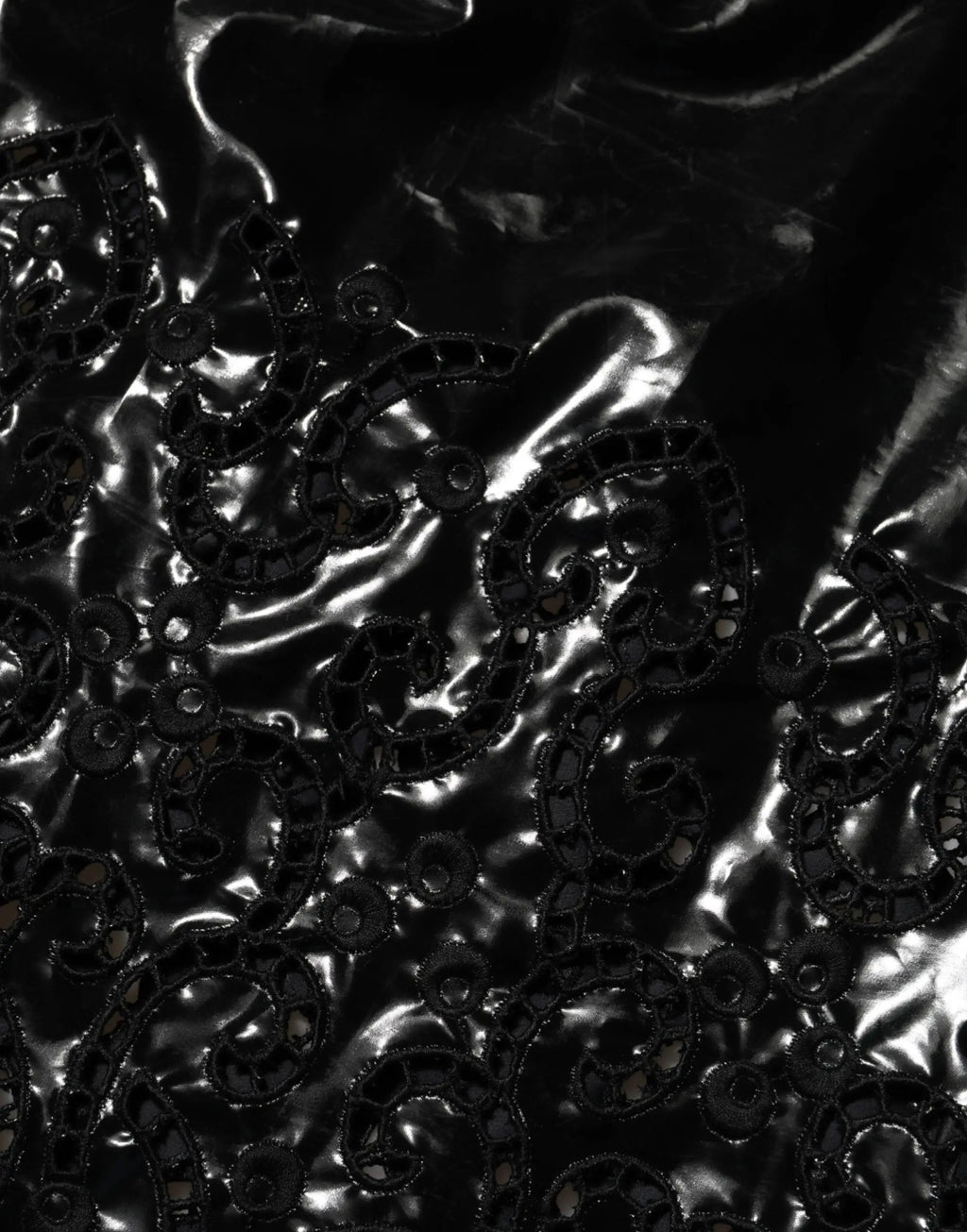 Dolce & Gabbana robe mini noire en dentelle avec motifs tourbillonnants et texture brillante sur imprimé en overlay