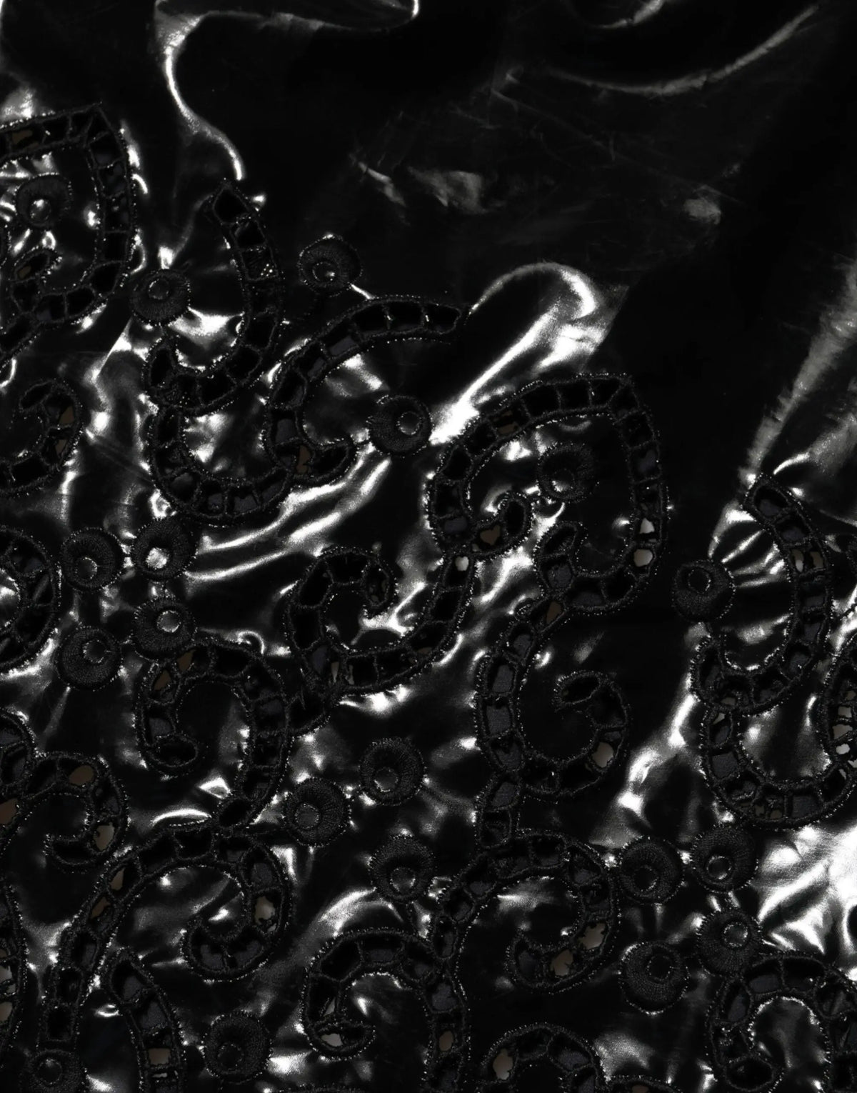 Dolce & Gabbana robe mini noire en dentelle avec motifs tourbillonnants et texture brillante sur imprimé en overlay