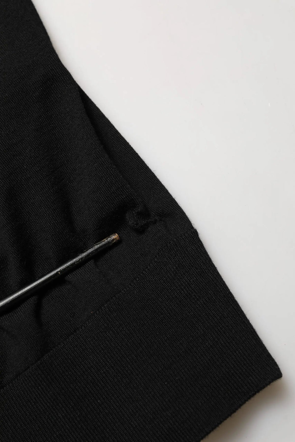 Pullovers dolce & gabbana homme noir en maille côtelée avec broderie dg et texture subtile