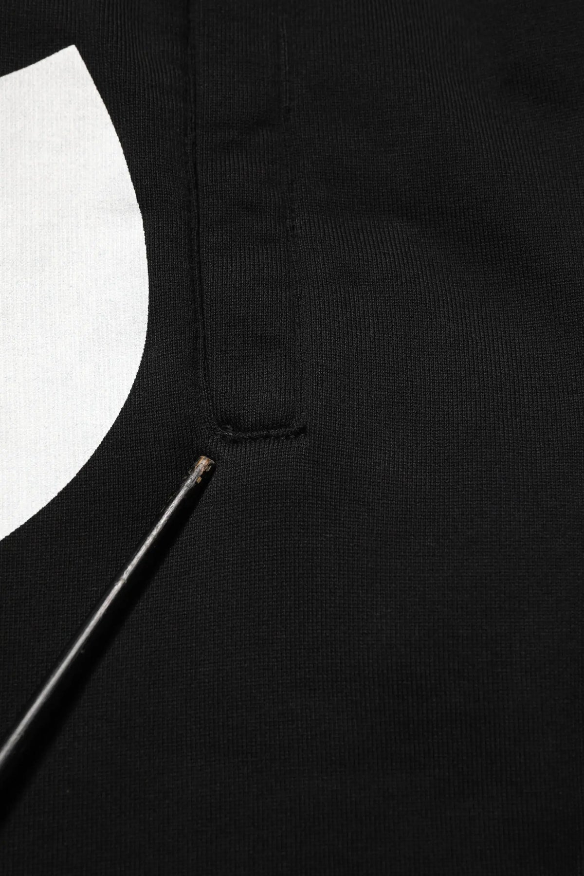 T-shirt en coton noir dolce & gabbana avec un graphique abstrait blanc audacieux sur le devant