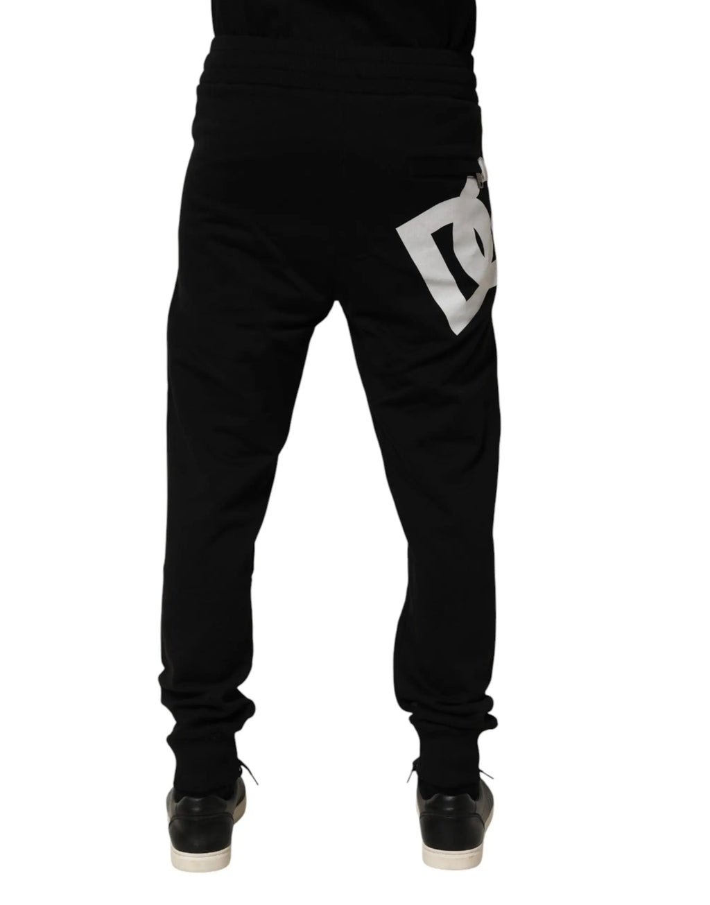 Vue arrière des joggers dolce & gabbana noirs en coton avec logo dg blanc audacieux sur la poche arrière