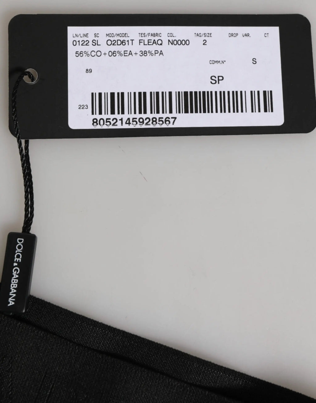 Étiquette noire dolce gabbana avec texte blanc et code-barres sur culotte haute en dentelle noire dg logo