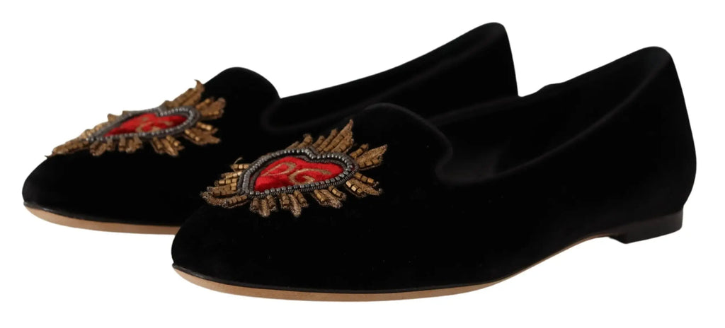Chaussures plates slip-on Dolce & Gabbana en velours noir avec patch sacré coeur rouge et logo dc doré