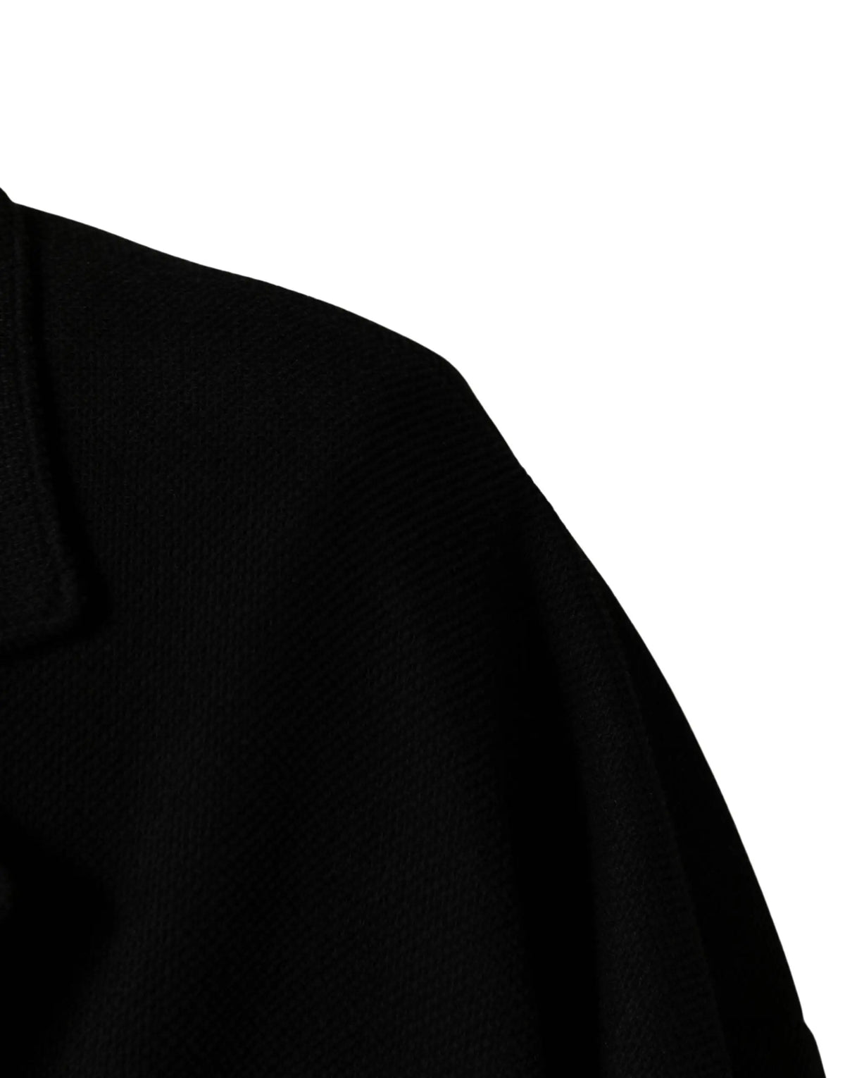Polo noir dolce & gabbana avec col classique en tissu lisse et uni porté sous une veste costume double boutonnage