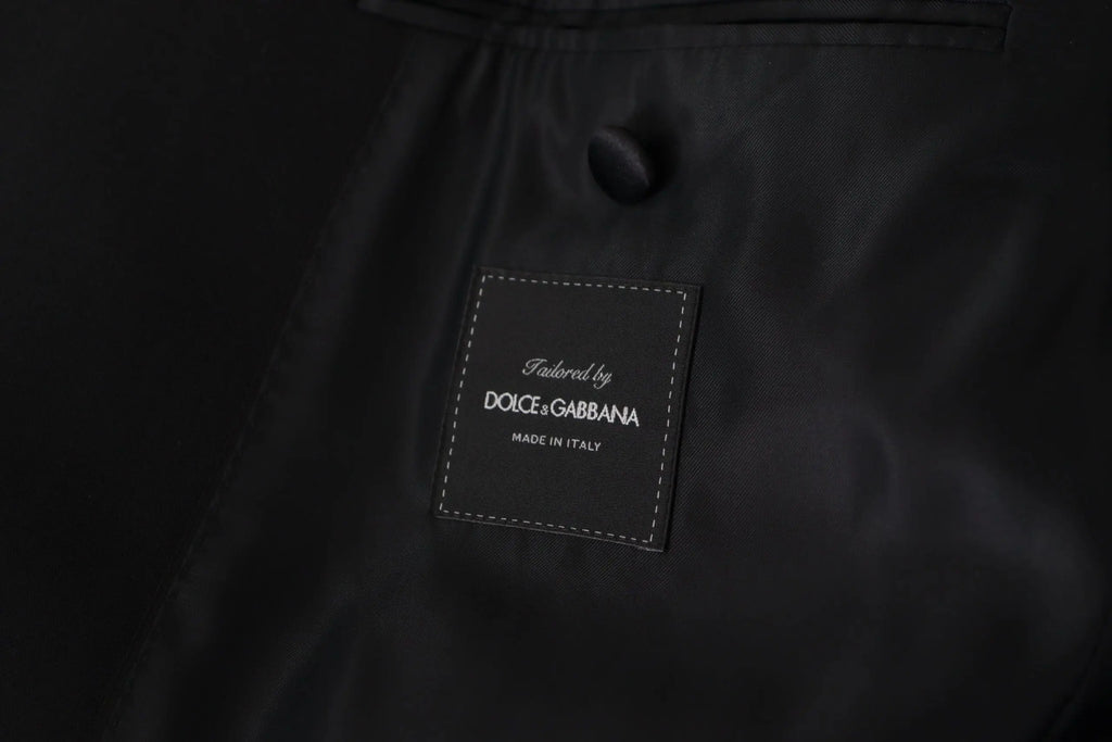 Étiquette en tissu noir avec bord blanc et texte cousu tailored by dolce & gabbana made in italy sur manteau noir doublé croisé