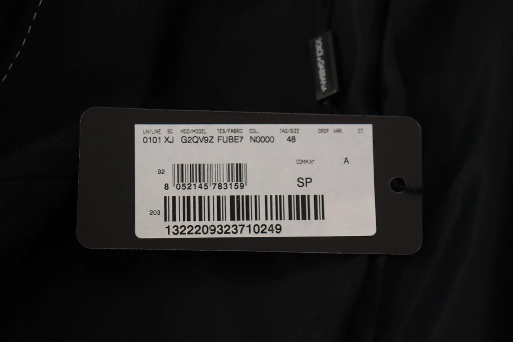 Étiquette blanche sur vêtement noir affichant informations produit et code-barres pour manteau blazer noir double boutonnage dolce & gabbana