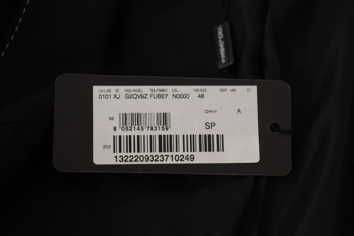 Étiquette blanche sur vêtement noir affichant informations produit et code-barres pour manteau blazer noir double boutonnage dolce & gabbana