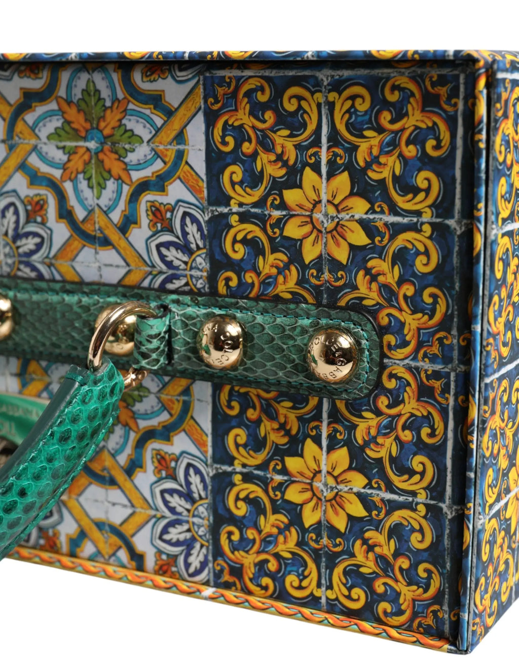 Sac à main rectangulaire dolce & gabbana avec design mosaïque bleu marine or blanc et anses vertes en cuir texturé