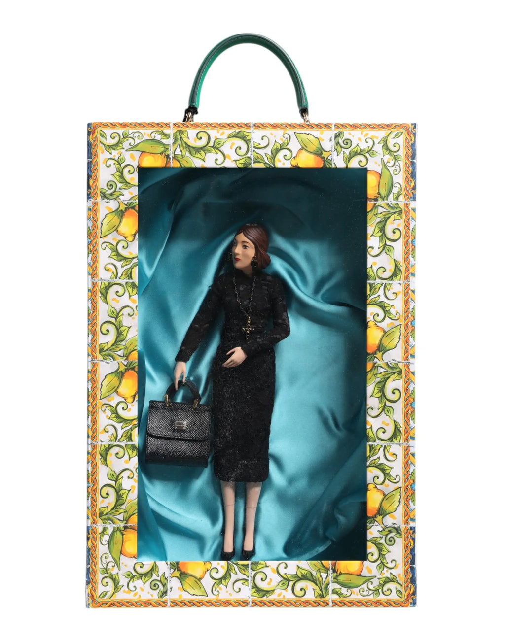 Poupée dolce & gabbana en porcelaine portant une robe noire en dentelle dans un cadre carrelage citron et poignée verte