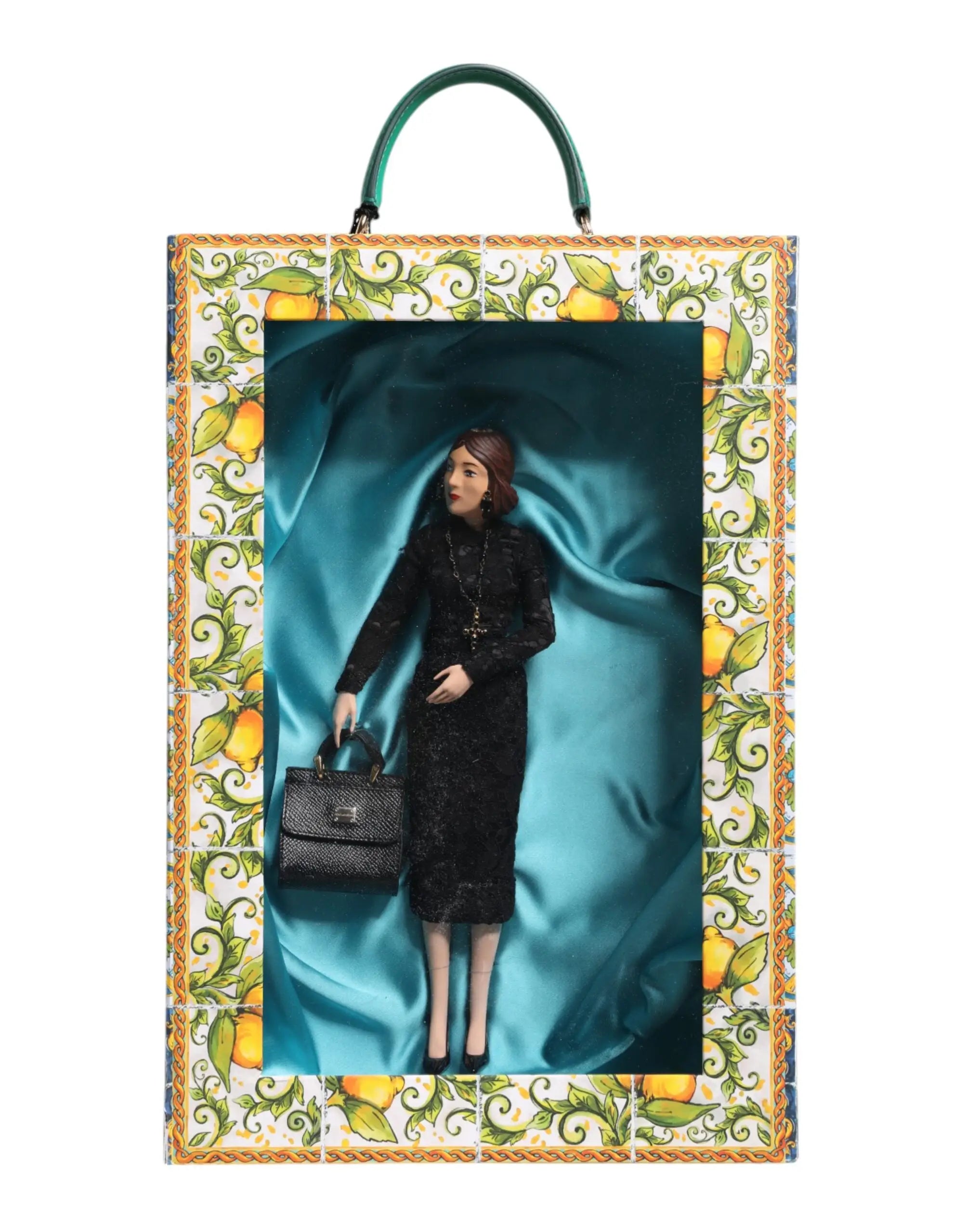 Poupée dolce & gabbana en porcelaine portant une robe noire en dentelle dans un cadre carrelage citron et poignée verte