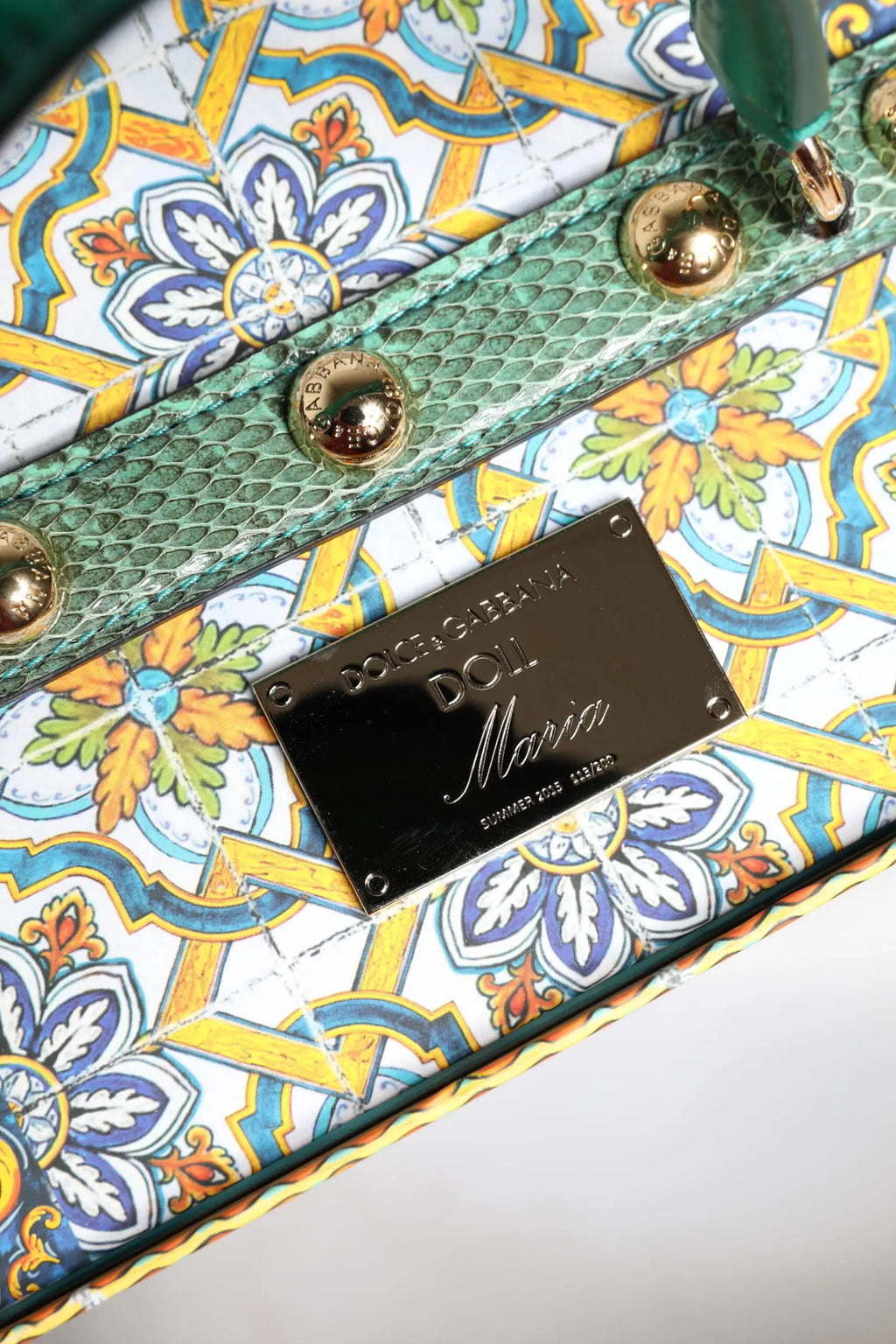 Sac à main dolce & gabbana sicily en cuir avec motif floral coloré bleu jaune et bordure en cuir effet serpent vert