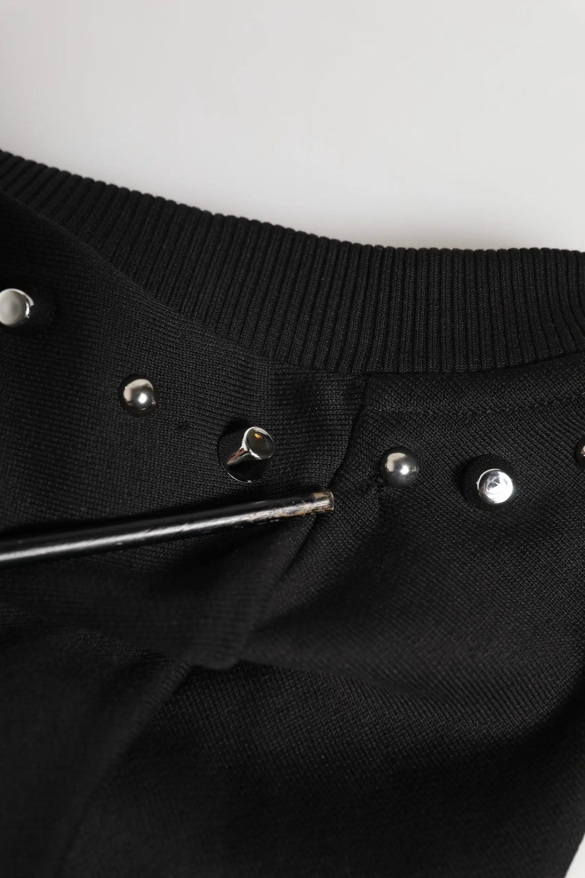 Dolce & gabbana sweat noir en coton avec studs argentés le long de la taille