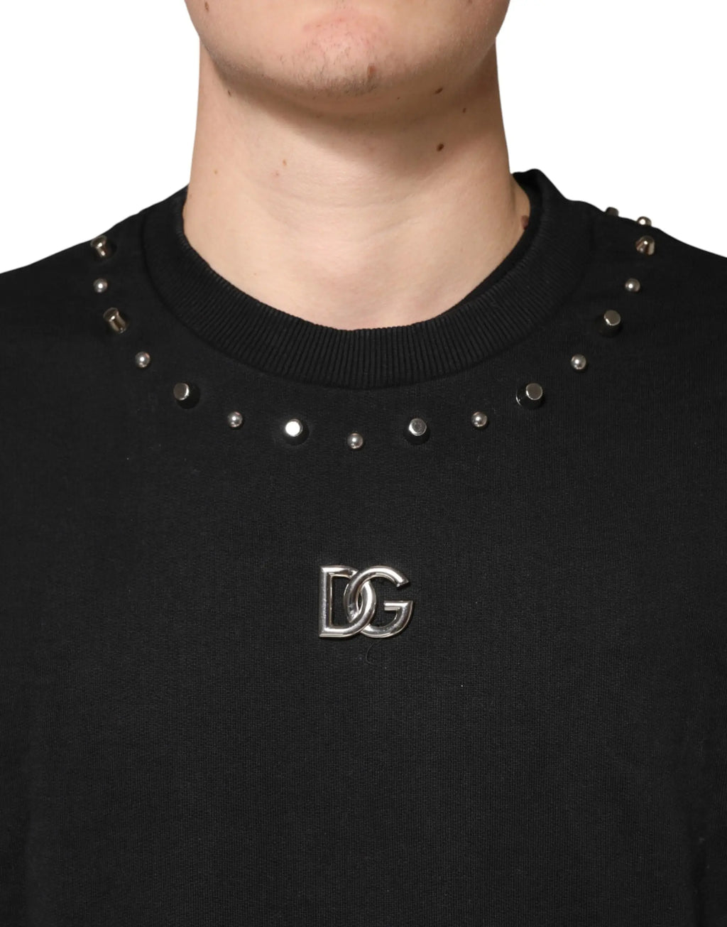 Sweatshirt dolce & gabbana noir en coton avec studs argentés autour du col et pin dg assorti au centre poitrine