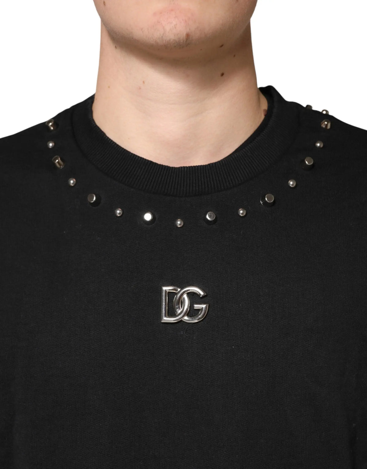 Sweatshirt dolce et gabbana noir en coton avec clous argentés au col et pin dg assorti au centre poitrine