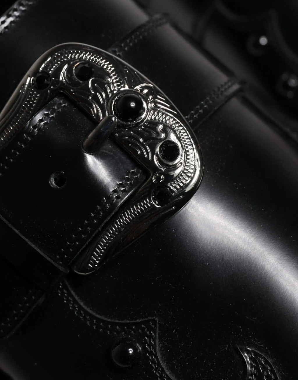 Dolce & gabbana derby monk strap noir en cuir avec boucle métal argentée ornée de motif gravé et pierre noire centrale