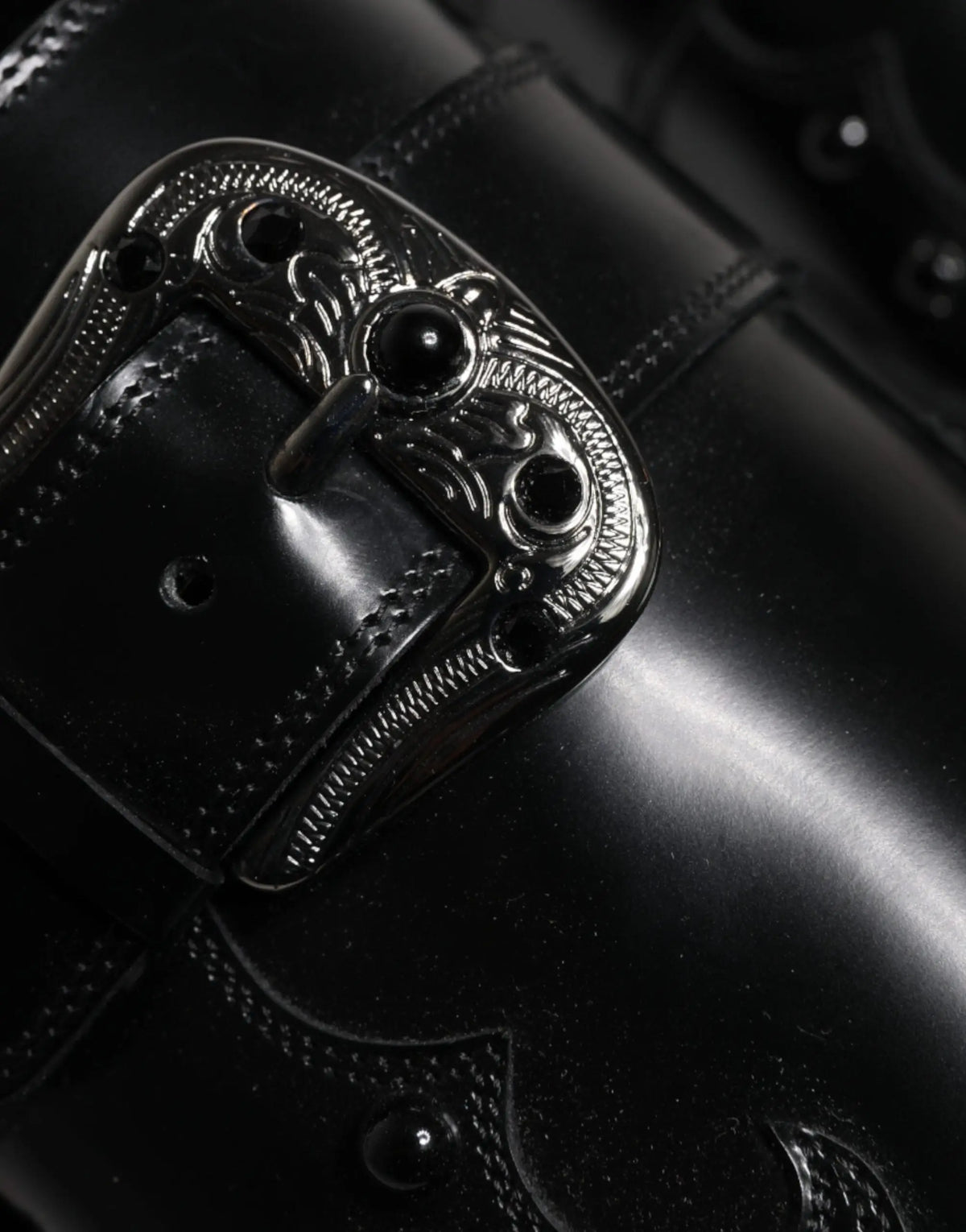 Dolce & gabbana derby monk strap noir en cuir avec boucle métal argentée ornée de motif gravé et pierre noire centrale