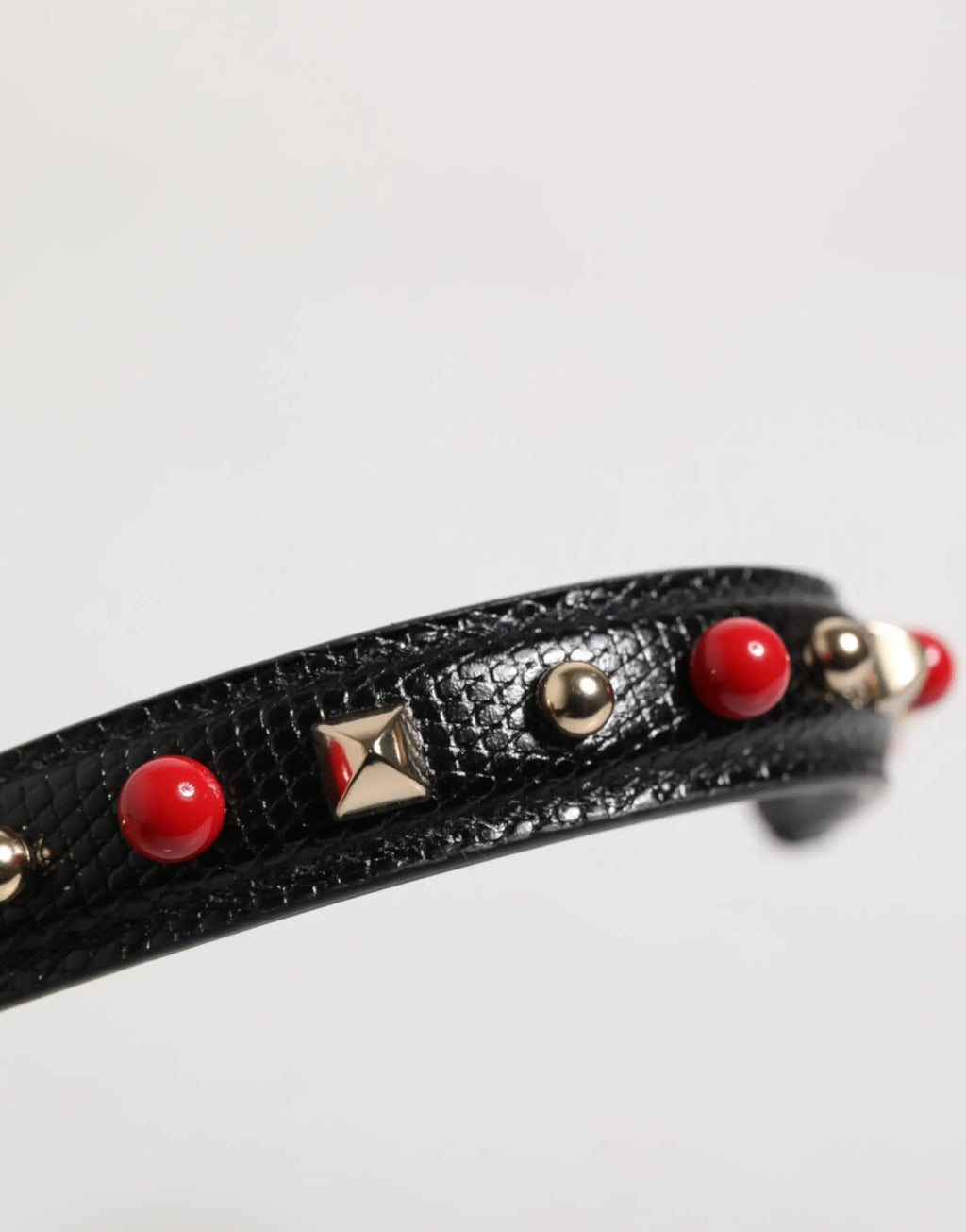 Bracelet en cuir noir texturé dolce & gabbana orné de perles rouges et clous pyramide métalliques