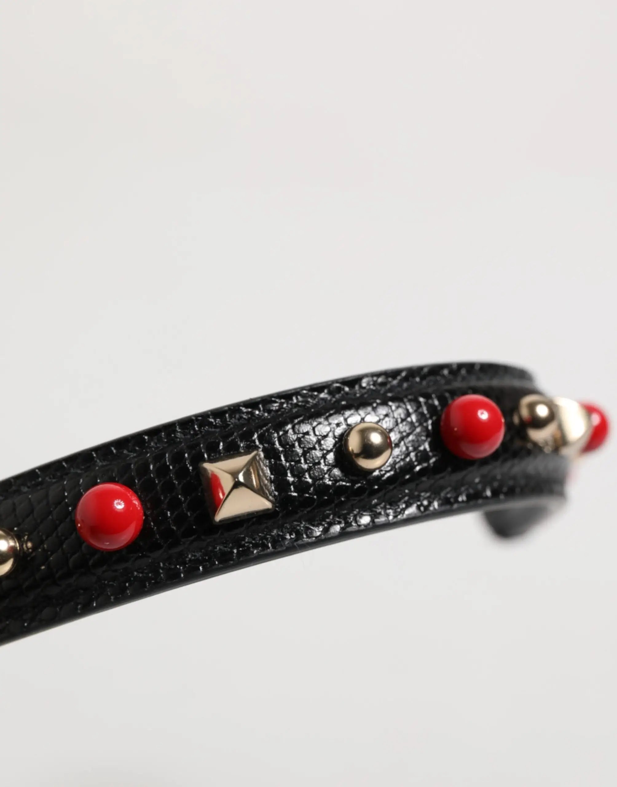 Bracelet en cuir noir texturé dolce & gabbana orné de perles rouges et clous pyramide métalliques